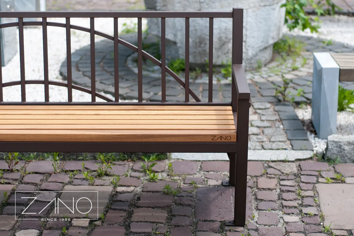 Teraskonstruktsiooniga linnapingid, milles on kasutatud lehtpuid iroko