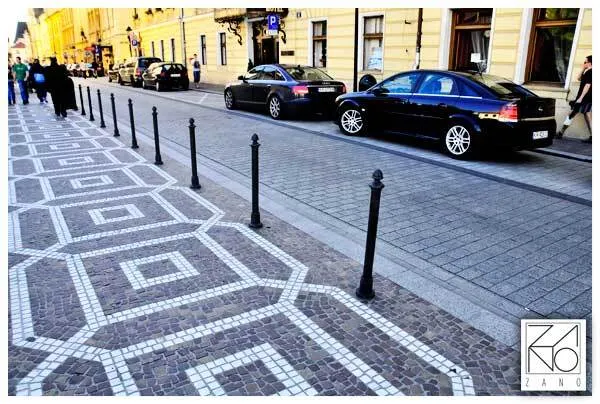 malmist ja terasest tänavavalgustipost nr 01.055, mis on paigaldatud Krakovis Szpitalna tänaval