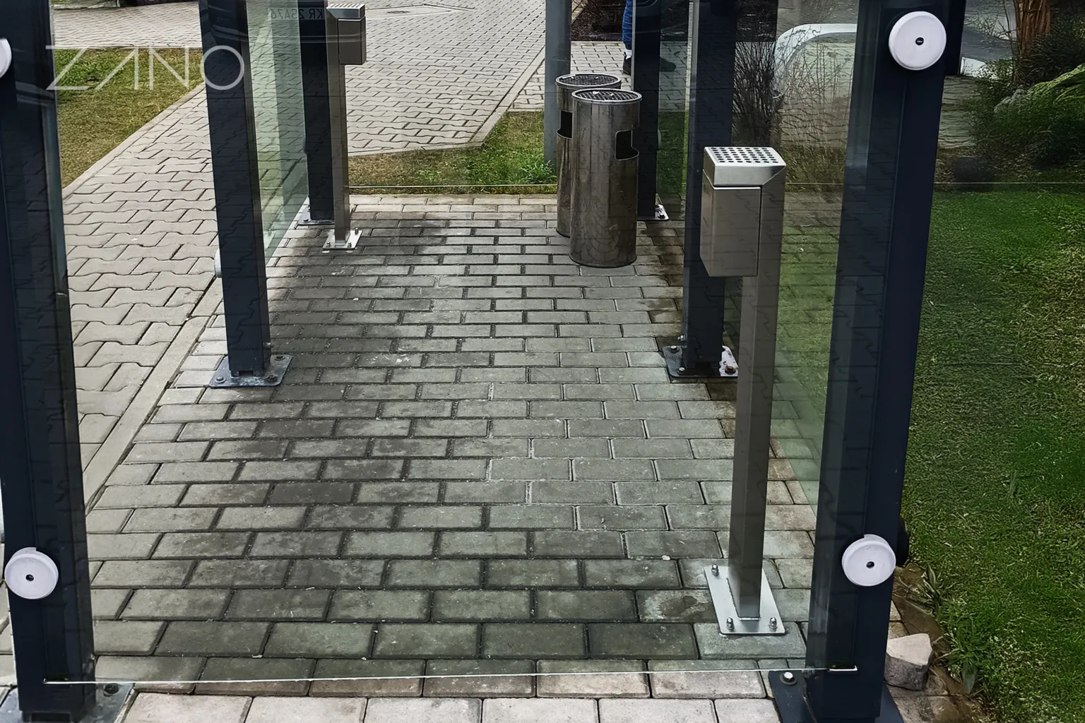 Väljas kasutatav põrandale kinnitatav tuhatoos