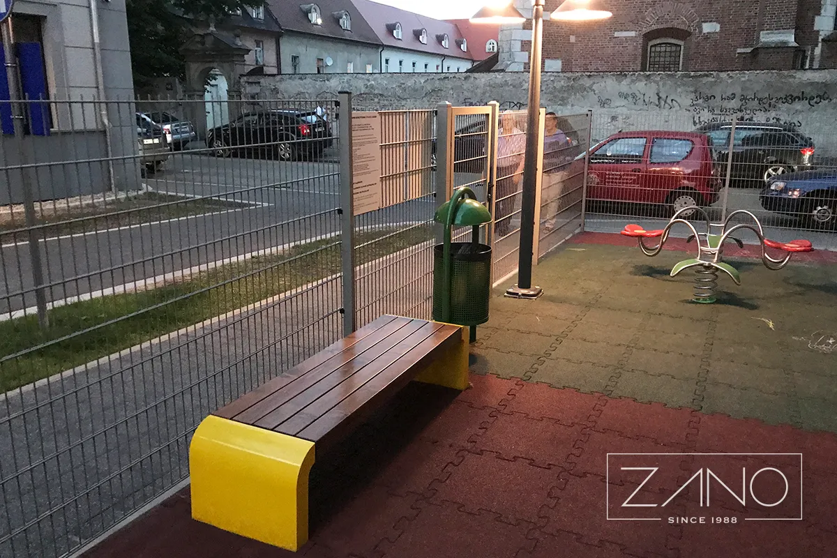 Mänguväljaku varustus. Terasest ja puidust linnamööbel