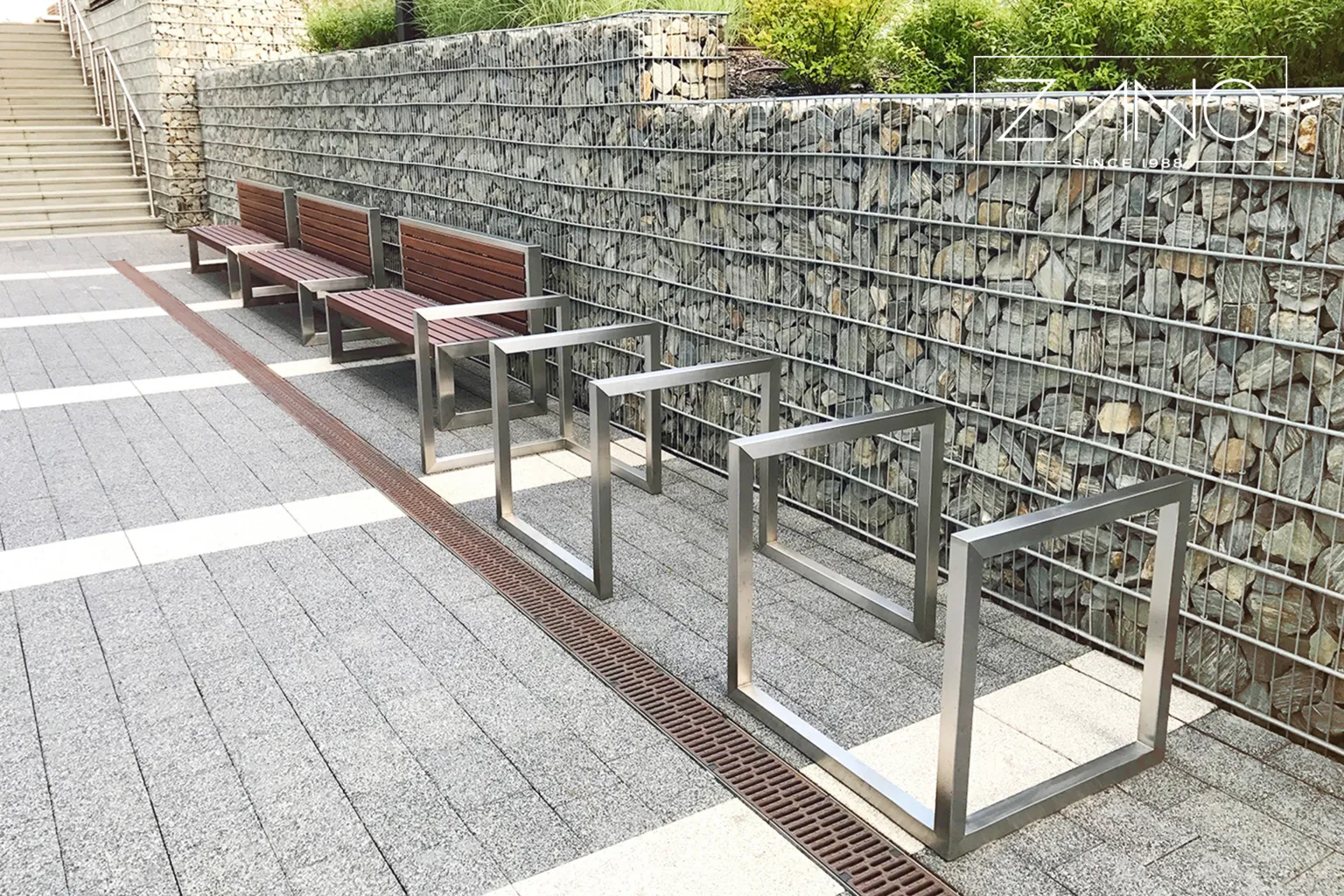 Roostevaba teras jalgrattahoidja
