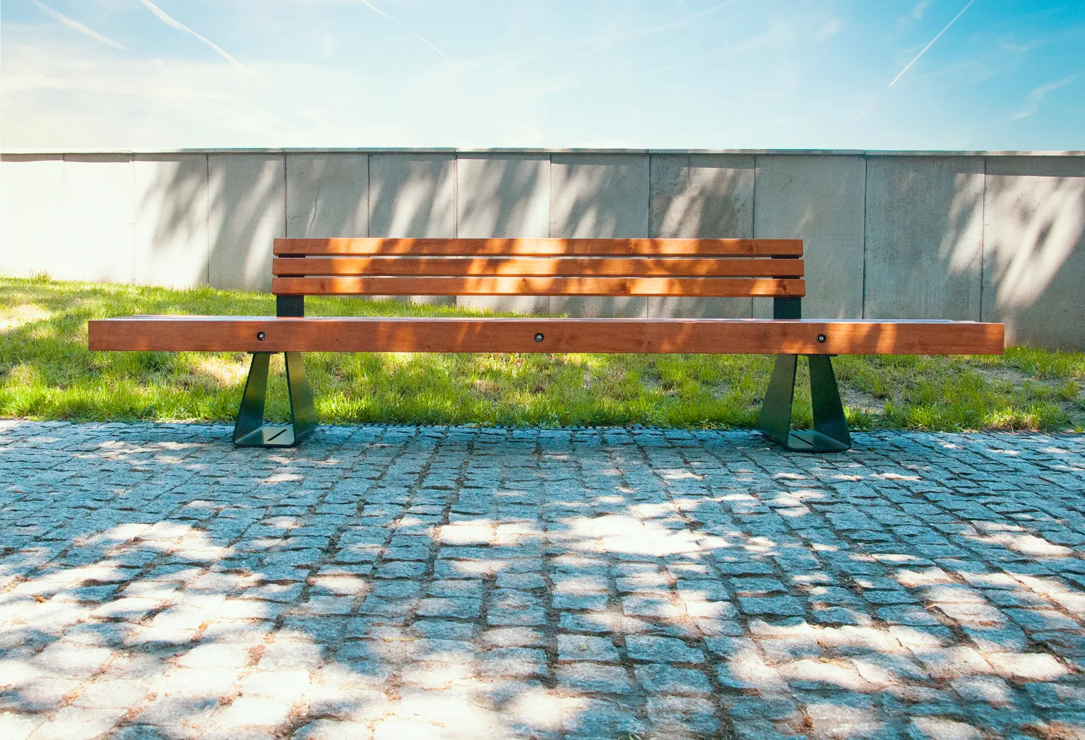 Klassikaline ja stiilne linnapink ZANO Street Furniture’ilt
