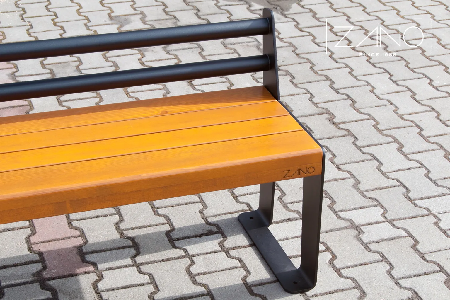 Terasest linnapink seljatoega ja puidust istmega