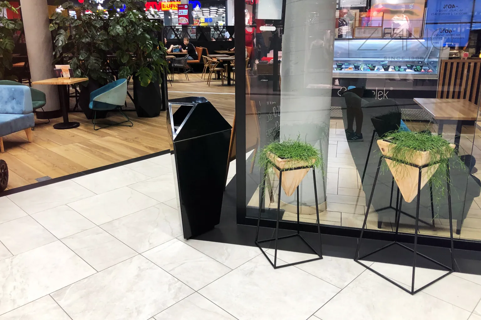 kaasaegne prügikast kaubanduskeskuses