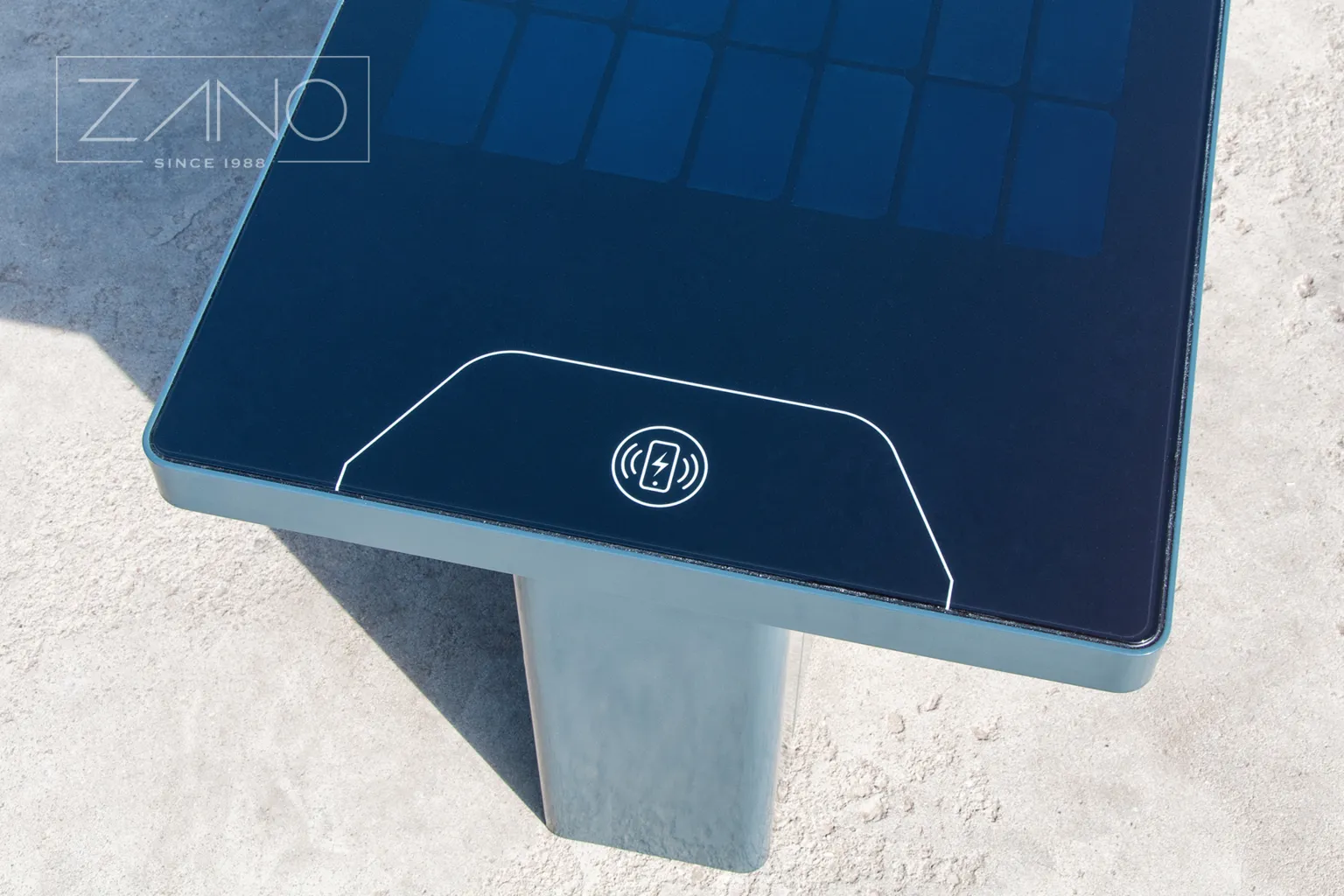 Päikeseenergia kasutamisel pingis asuv induktsioonilaadija mobiilseadmetele
