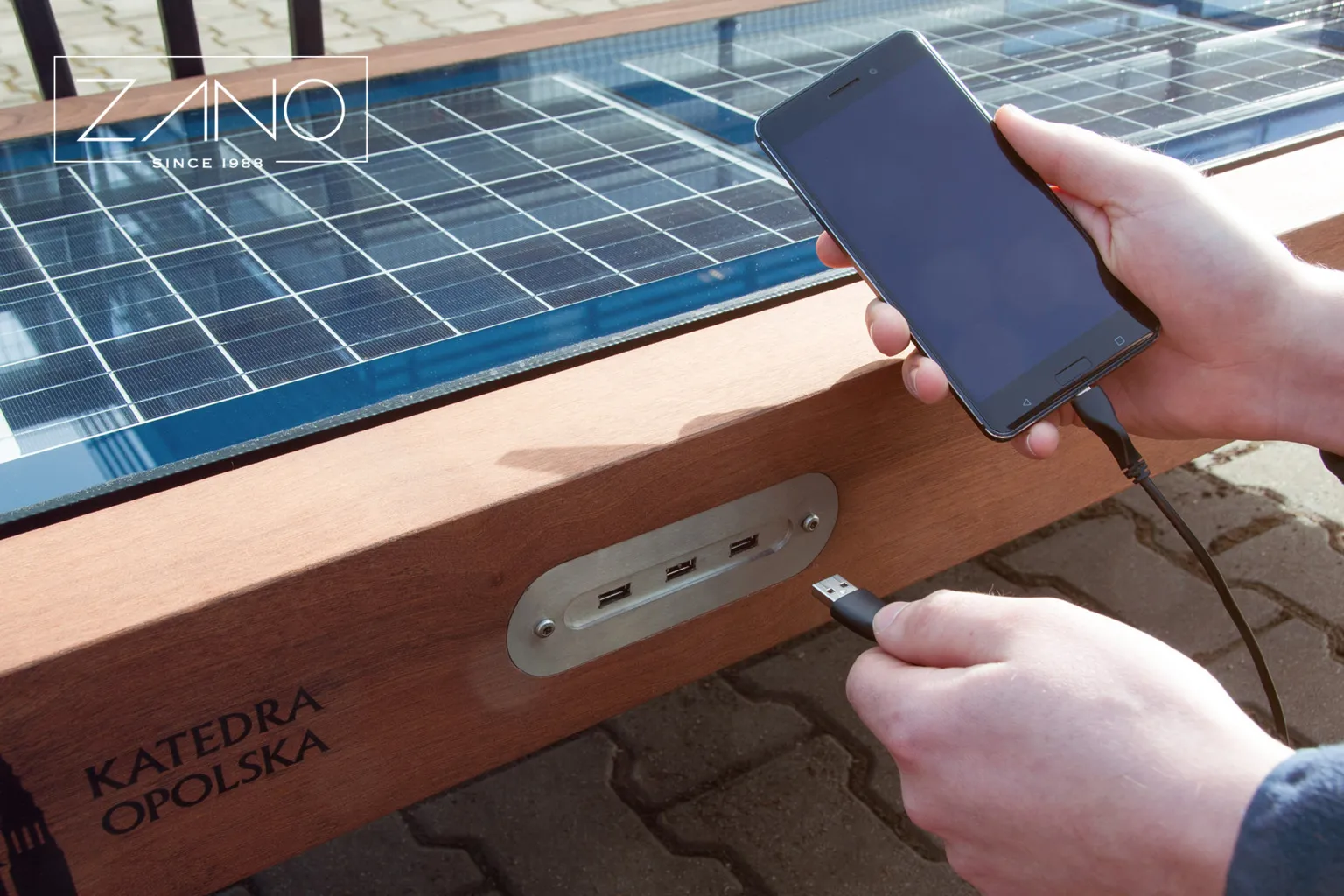 Linnapink, millel on telefonide USB-laadimisportid