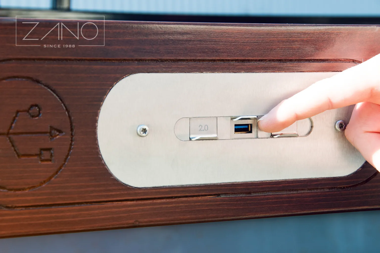 Lihtne ja kiire nutitelefoni laadimine päikeseenergia kasutamisega varustatud pingi USB-pesa abil