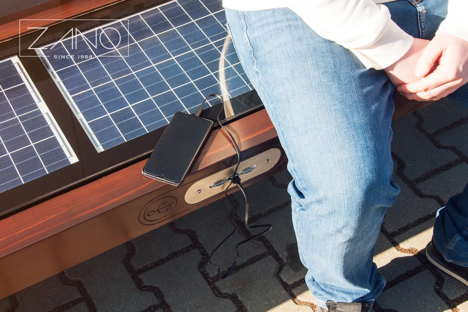 Telefoni laadimine ZANO Smart City päikeseenergia abil „Szczepańska”