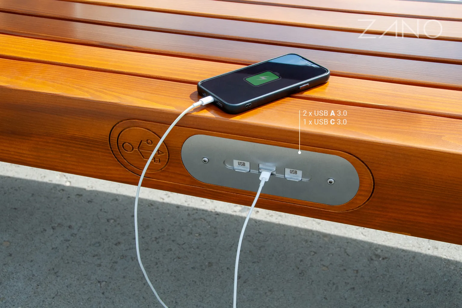 Päikeseenergia pingid, millel on USB-liides telefoni laadimiseks