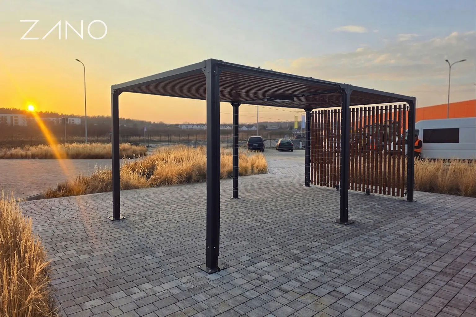 Pergola puidust laudadega ja köitega põõsaste jaoks