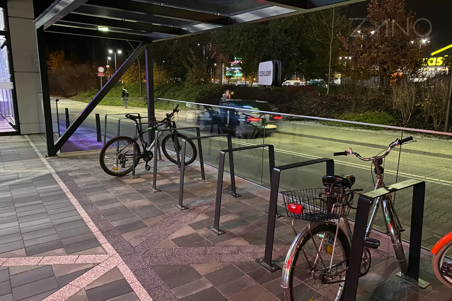 Jalgrattahoidjad, jalgrattaparkla Galeria Bronowice ees