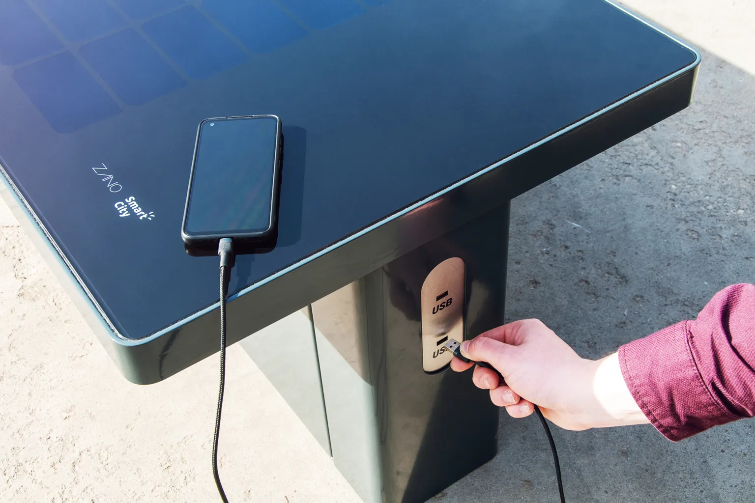 Kaasaegne Solarna pink koos laadijaga