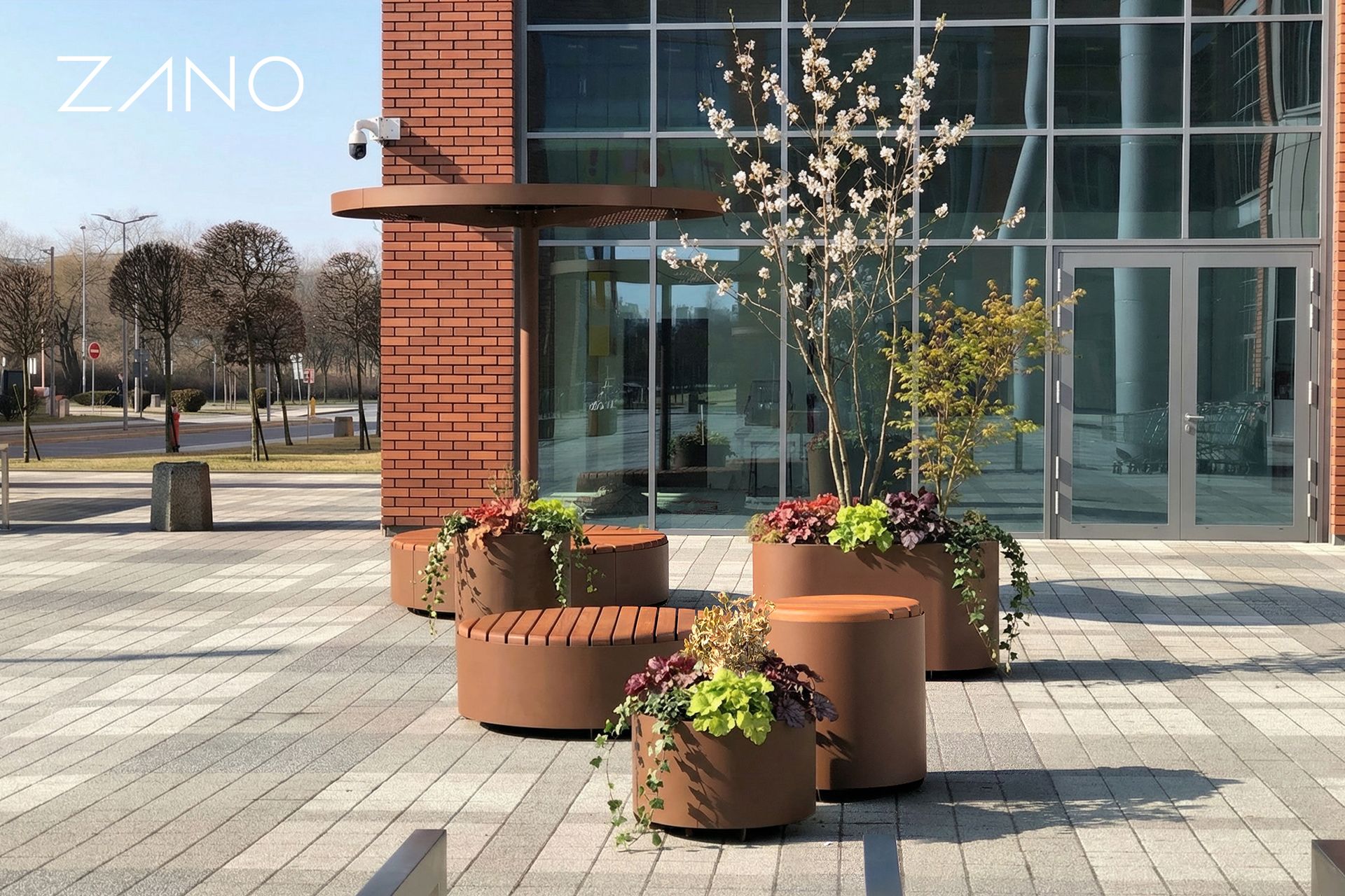 Kaasaegne linnapink ja lillekast Zano Universe kollektsioonist Universe kollektsioon – Zano linnamööbel