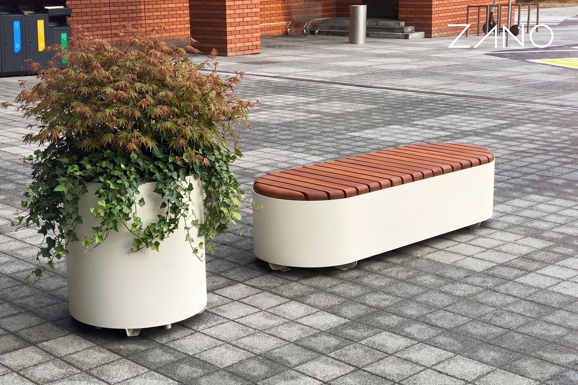 Kõrge välislillekast põõsastele, murule ja lilledele. Kõrge välislillekast põõsastele, murule ja lilledele.