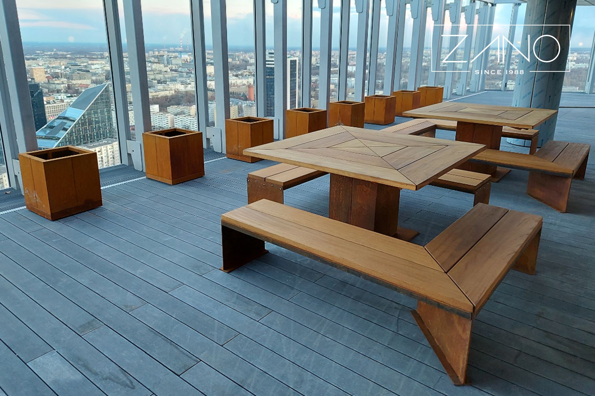 pingid, lauad ja istutuskastid ilmastikutingimustes kasutatavast terasest ja eksootilisest puidust